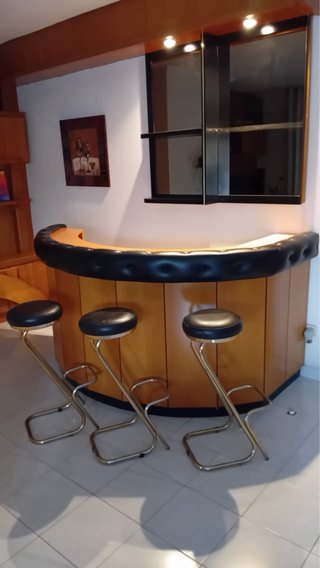 Barra de madera curva mas 3 taburetes