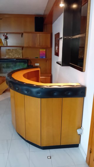 Barra de madera curva mas 3 taburetes