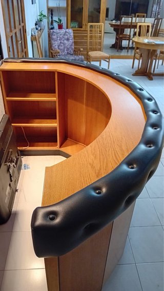 Barra de madera curva mas 3 taburetes