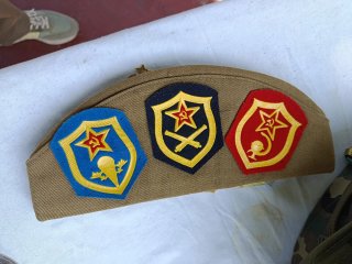 Gorro militar ruso con insignias,más de 30