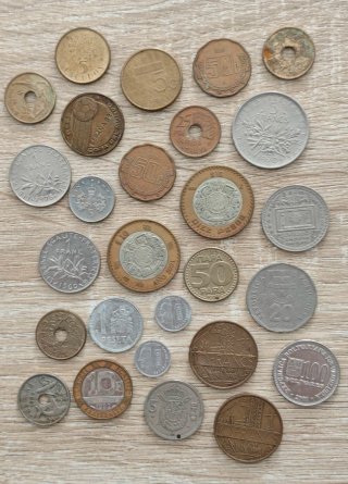 Lote de monedas internacionales variadas