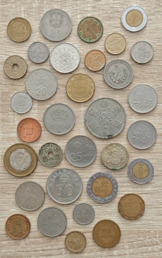 Lote de monedas internacionales variadas