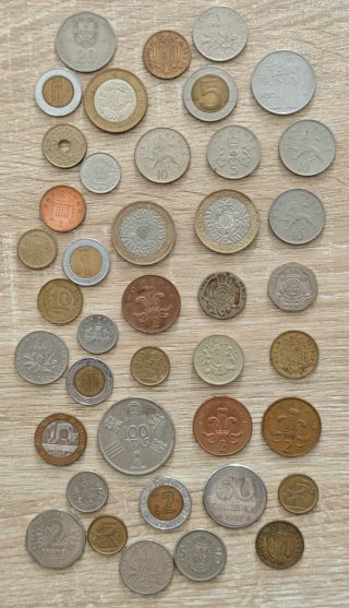 Lote de monedas internacionales variadas