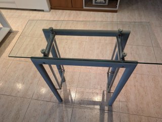 Mesa recibidor cristal y metal.