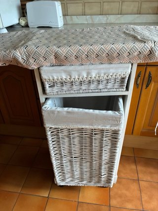 Mueble auxiliar con cestas de mimbre