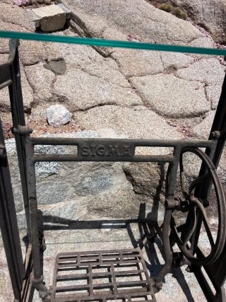 Patas metálicas máquina coser mesa cristal