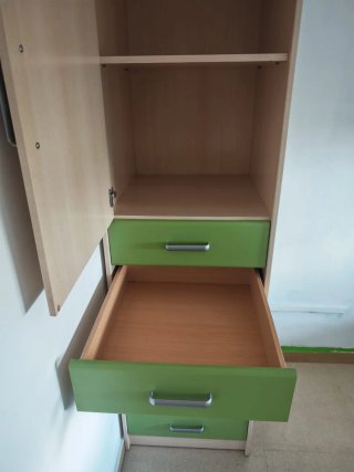 Armario alto con cajones color beige y verde
