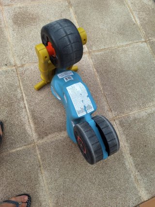 Moto correpasillos Feber amarilla