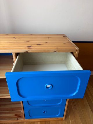Armario madera y azul