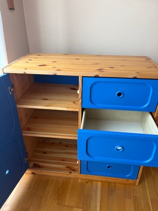 Armario madera y azul