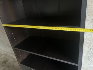 Librería oscura con puertas