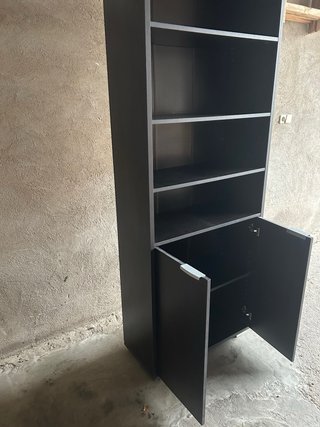 Librería oscura con puertas