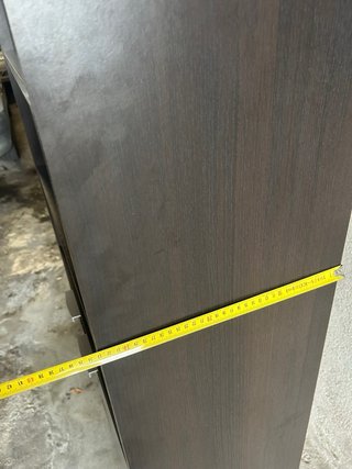 Librería oscura con puertas