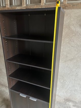 Librería oscura con puertas
