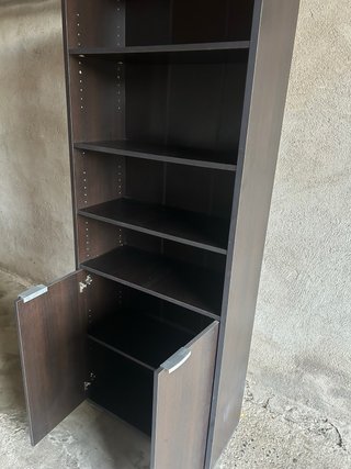 Librería oscura con puertas