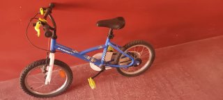 Bicicleta infantil azul y negra