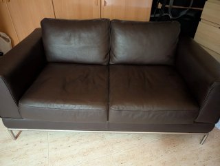 Sofá de piel marrón