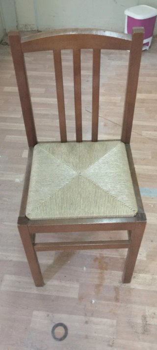 Sillas de madera y esparto