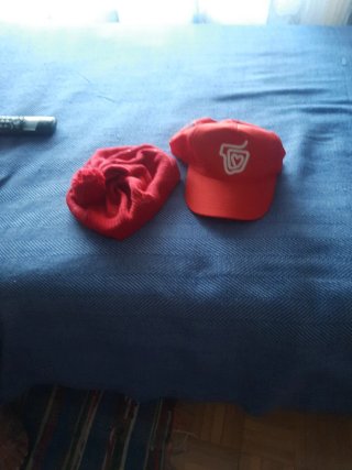 Gorro rojo con corazón y gorra la vuelta a España