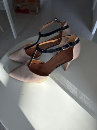 Zapatos Adela Gil Beige y Negros T-Strap Tacón