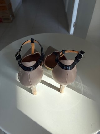 Zapatos Adela Gil Beige y Negros T-Strap Tacón