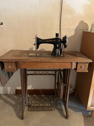Máquina de coser Alfa antigua