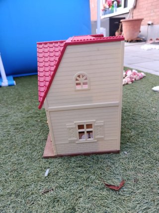 Casa Sylvanian con 5 muñecos