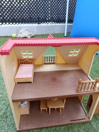 Casa Sylvanian con 5 muñecos