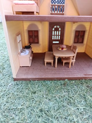 Casa Sylvanian con 5 muñecos