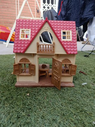Casa Sylvanian con 5 muñecos
