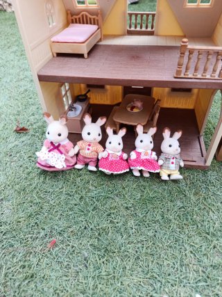 Casa Sylvanian con 5 muñecos