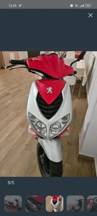 Moto Scooter Roja y Plateada