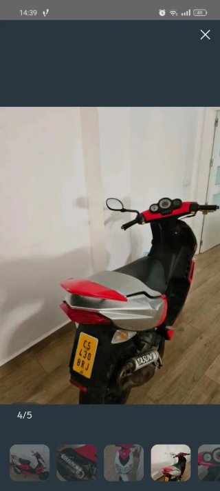 Moto Scooter Roja y Plateada