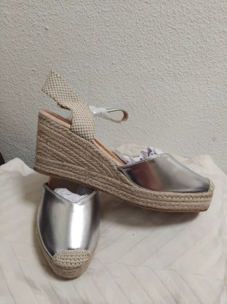 Sandalias plateadas estilo espadrille