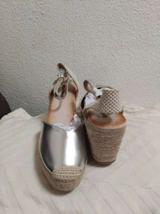 Sandalias plateadas estilo espadrille