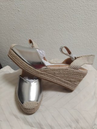 Sandalias plateadas estilo espadrille