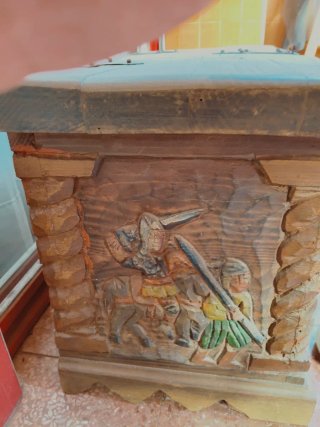 Baúl antiguo tallado madera.