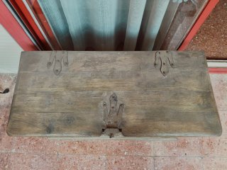 Baúl antiguo tallado madera.