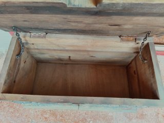 Baúl antiguo tallado madera.