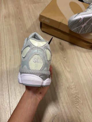 ASICS NYC Plata y Blanco