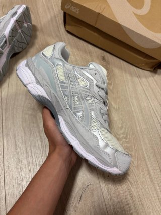 ASICS NYC Plata y Blanco