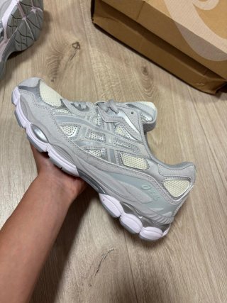 ASICS NYC Plata y Blanco