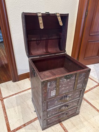 Título: Baúl vintage con cajones – estilo maleta