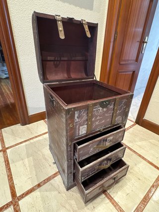 Título: Baúl vintage con cajones – estilo maleta
