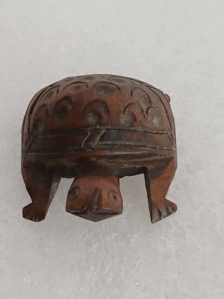 Mini tartaruga in legno intagliato
