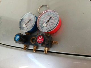 Herramienta para abocardar tubos y manómetro