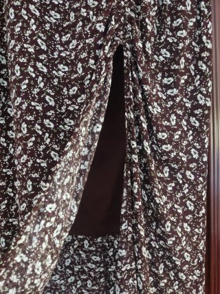 Falda Stradivarius floral marrón y blanco