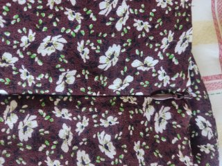 Falda Stradivarius floral marrón y blanco