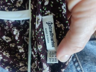 Falda Stradivarius floral marrón y blanco