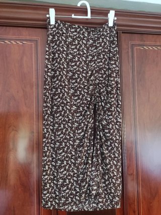 Falda Stradivarius floral marrón y blanco